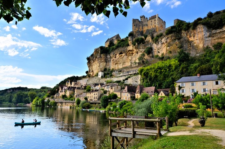 A medieval castle perched on a cliff overlooking the Dordogne River in Beynac-et-Cazenac.