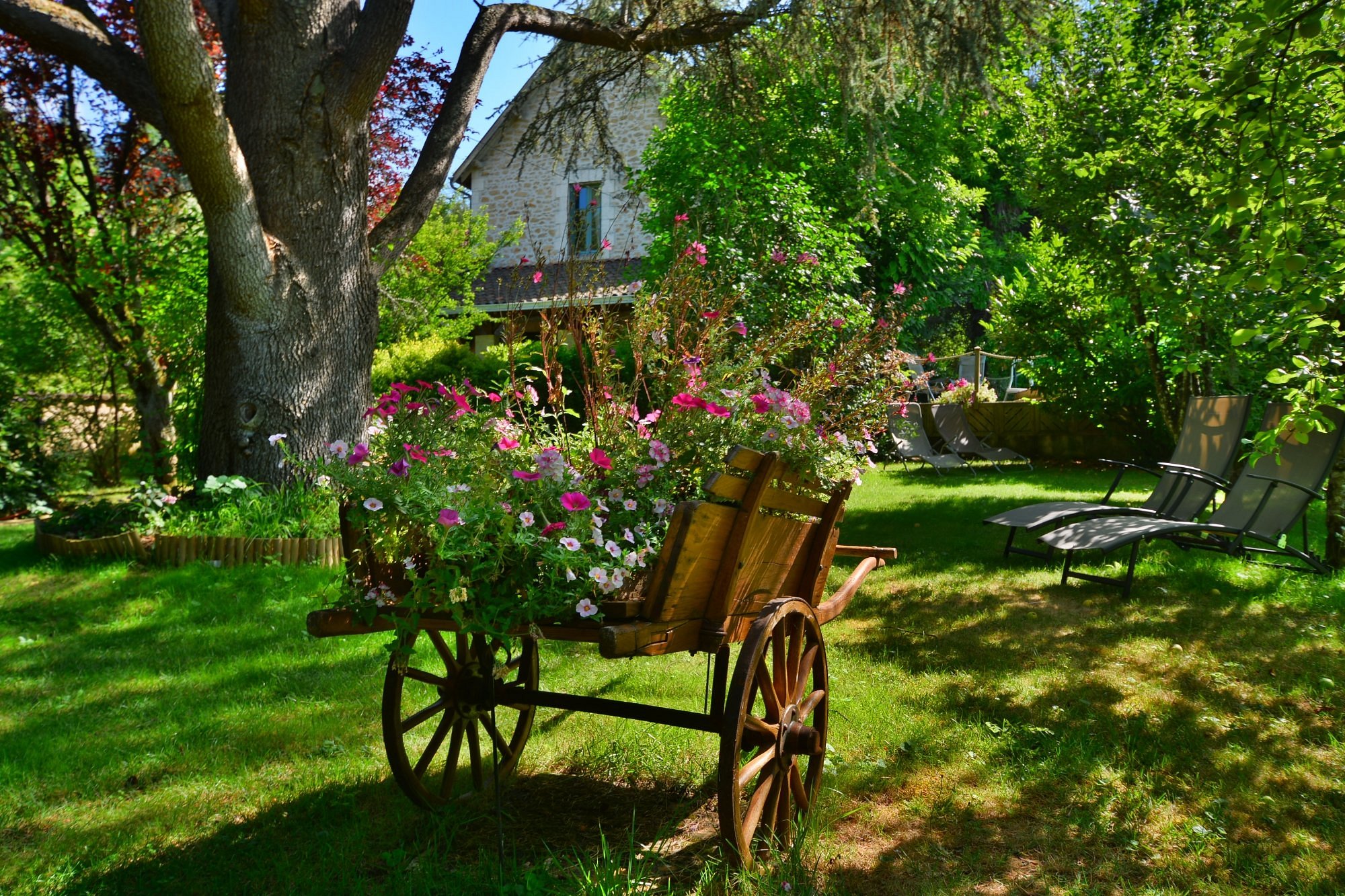 Peaceful garden at Le Jardin Sarlat, providing a relaxing retreat near Sarlat’s town center.