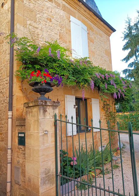 Garden at Les Chambres d'Hôtes Chez Alisa et Daniel, a peaceful retreat near Sarlat.