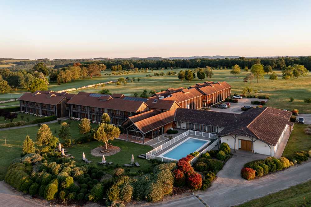 Château des Vigiers terrace overlooking the golf course and the swimming pool